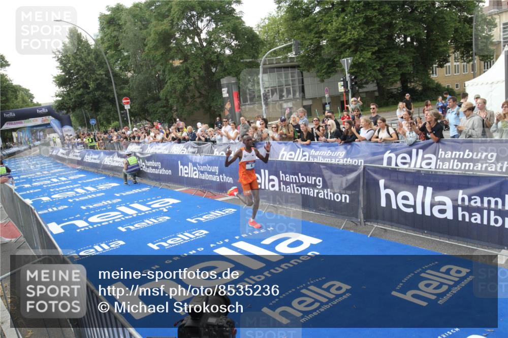 29.06.2025 - hella hamburg halbmarathon Michael Strokosch http://msf.ph/oto/8535236 29.06.2025 10:02:00 Ziel  meine-sportfotos.de
