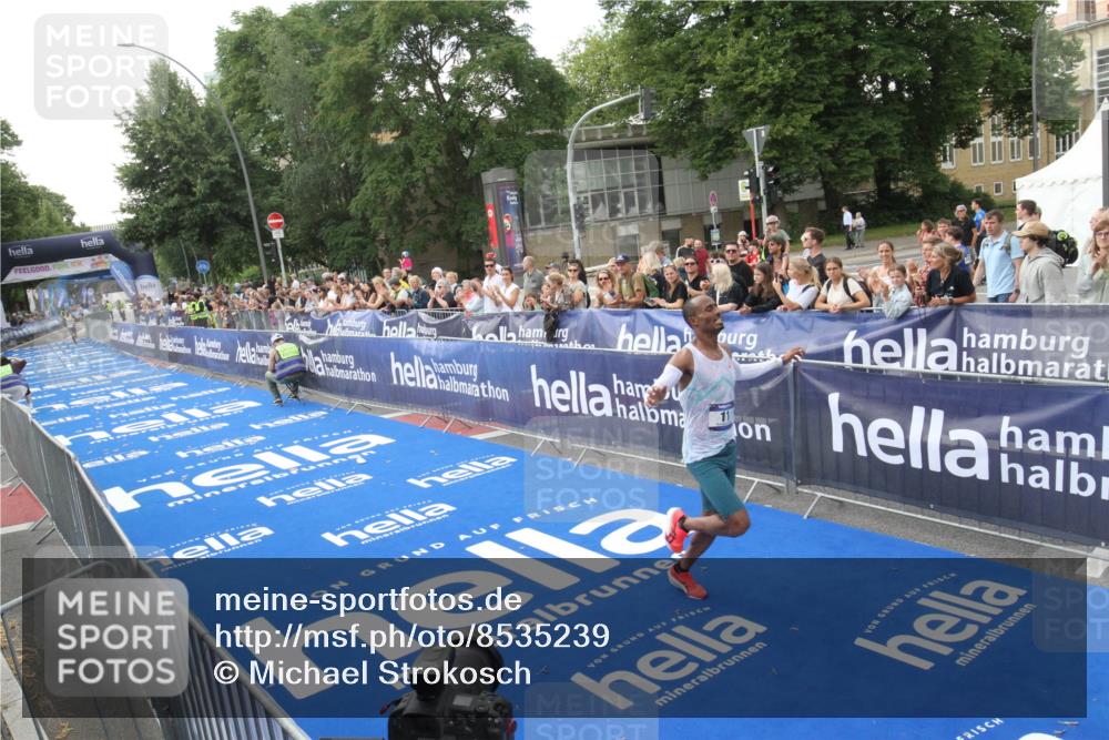29.06.2025 - hella hamburg halbmarathon Michael Strokosch http://msf.ph/oto/8535239 29.06.2025 10:02:20 Ziel  meine-sportfotos.de