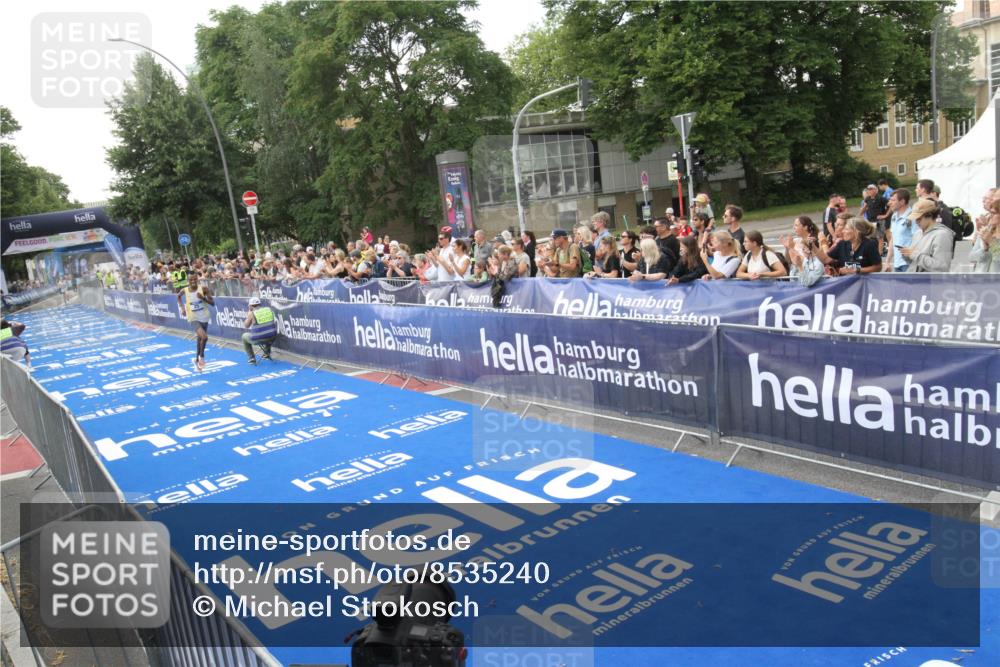 29.06.2025 - hella hamburg halbmarathon Michael Strokosch http://msf.ph/oto/8535240 29.06.2025 10:02:25 Ziel  meine-sportfotos.de