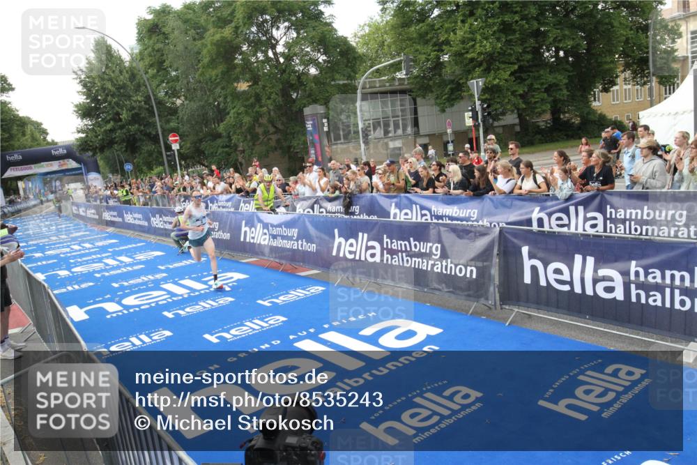 29.06.2025 - hella hamburg halbmarathon Michael Strokosch http://msf.ph/oto/8535243 29.06.2025 10:02:31 Ziel  meine-sportfotos.de