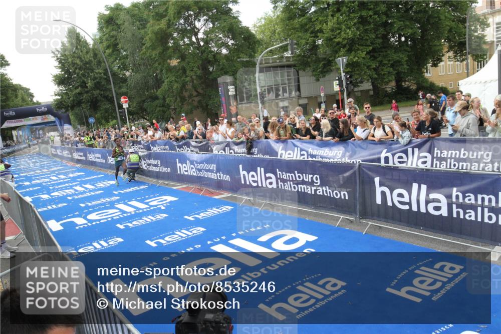 29.06.2025 - hella hamburg halbmarathon Michael Strokosch http://msf.ph/oto/8535246 29.06.2025 10:02:35 Ziel  meine-sportfotos.de