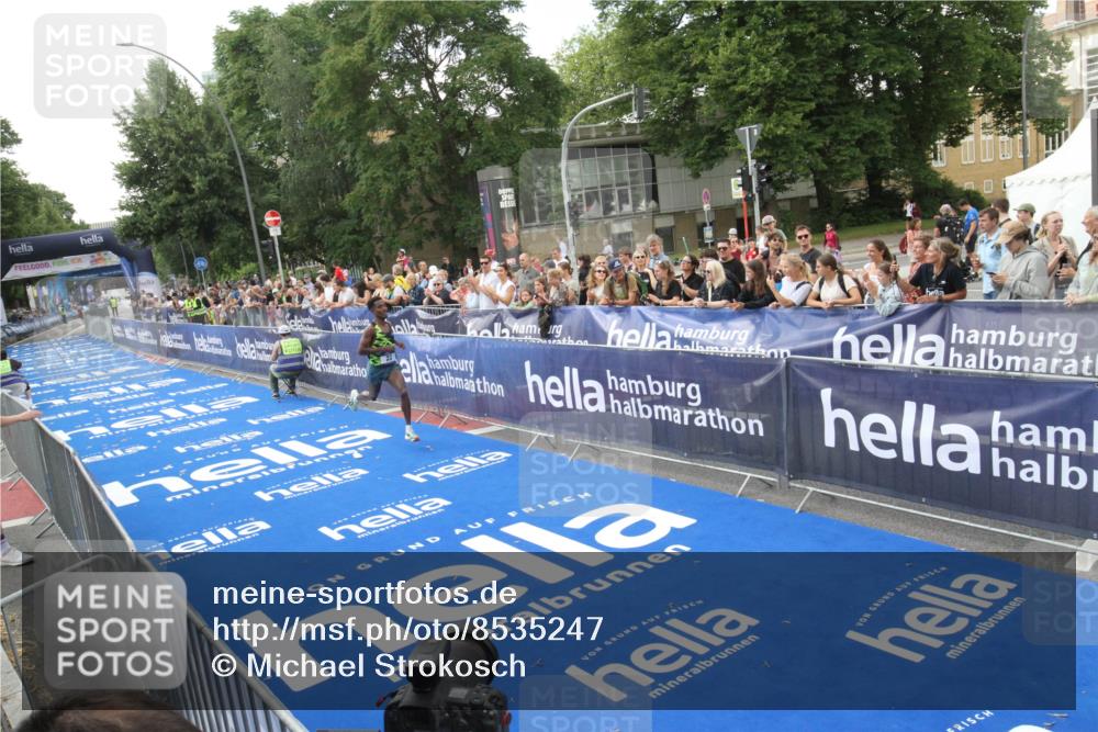 29.06.2025 - hella hamburg halbmarathon Michael Strokosch http://msf.ph/oto/8535247 29.06.2025 10:02:36 Ziel  meine-sportfotos.de
