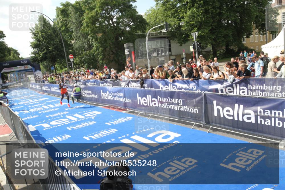 29.06.2025 - hella hamburg halbmarathon Michael Strokosch http://msf.ph/oto/8535248 29.06.2025 10:02:48 Ziel  meine-sportfotos.de