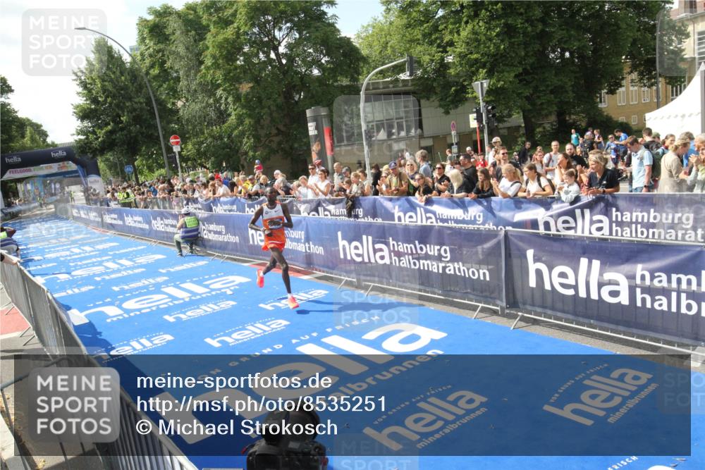 29.06.2025 - hella hamburg halbmarathon Michael Strokosch http://msf.ph/oto/8535251 29.06.2025 10:02:49 Ziel  meine-sportfotos.de