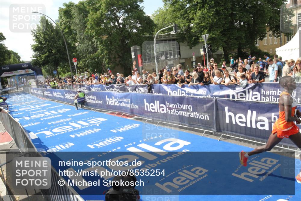 29.06.2025 - hella hamburg halbmarathon Michael Strokosch http://msf.ph/oto/8535254 29.06.2025 10:02:50 Ziel  meine-sportfotos.de