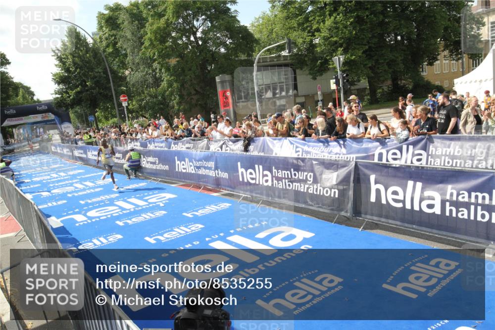 29.06.2025 - hella hamburg halbmarathon Michael Strokosch http://msf.ph/oto/8535255 29.06.2025 10:02:59 Ziel  meine-sportfotos.de