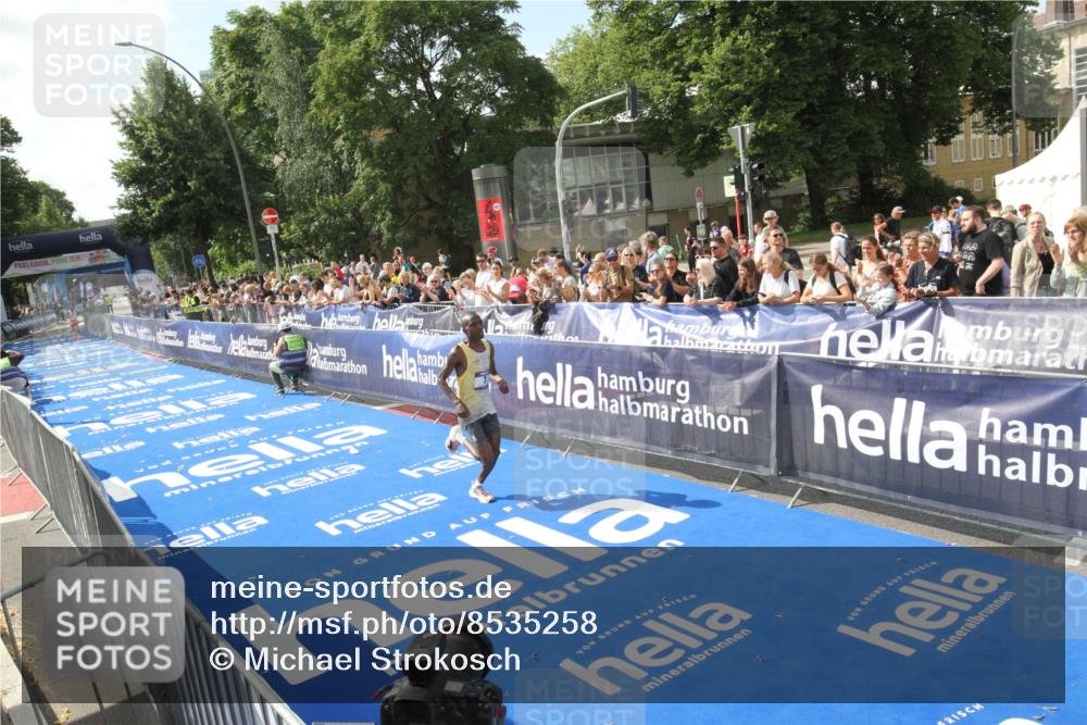 29.06.2025 - hella hamburg halbmarathon Michael Strokosch http://msf.ph/oto/8535258 29.06.2025 10:03:00 Ziel  meine-sportfotos.de