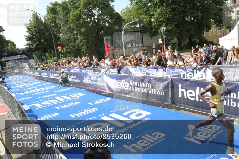 29.06.2025 - hella hamburg halbmarathon Michael Strokosch http://msf.ph/oto/8535260 29.06.2025 10:03:01 Ziel  meine-sportfotos.de
