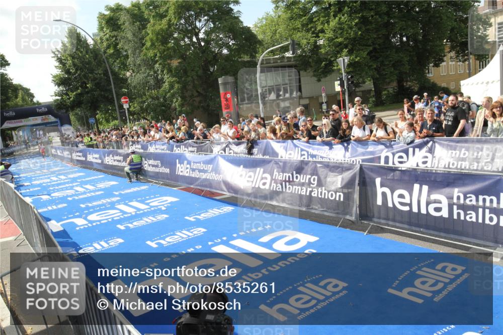 29.06.2025 - hella hamburg halbmarathon Michael Strokosch http://msf.ph/oto/8535261 29.06.2025 10:03:02 Ziel  meine-sportfotos.de