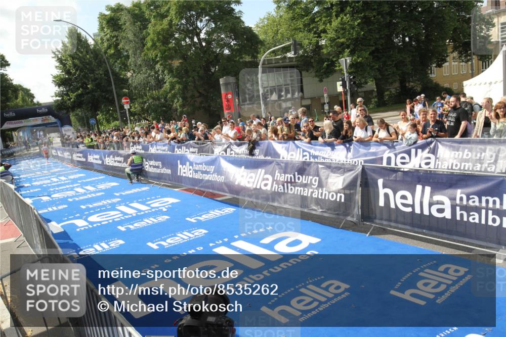 29.06.2025 - hella hamburg halbmarathon Michael Strokosch http://msf.ph/oto/8535262 29.06.2025 10:03:02 Ziel  meine-sportfotos.de