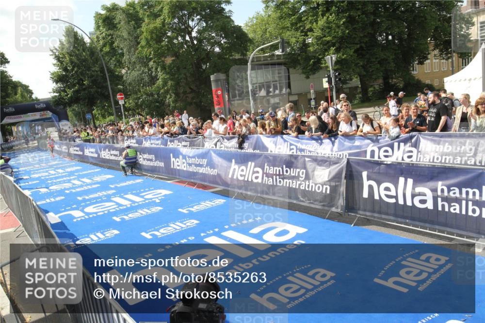 29.06.2025 - hella hamburg halbmarathon Michael Strokosch http://msf.ph/oto/8535263 29.06.2025 10:03:03 Ziel  meine-sportfotos.de
