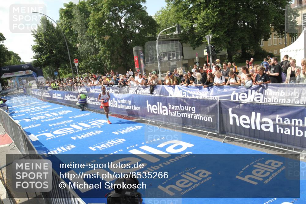 29.06.2025 - hella hamburg halbmarathon Michael Strokosch http://msf.ph/oto/8535266 29.06.2025 10:03:06 Ziel  meine-sportfotos.de
