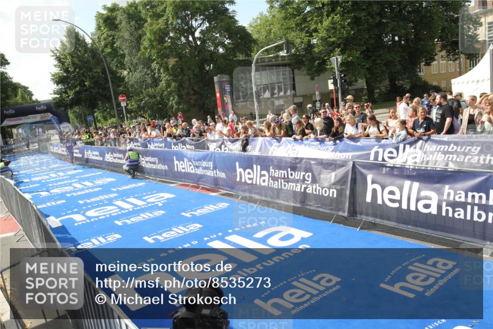 29.06.2025 - hella hamburg halbmarathon Michael Strokosch http://msf.ph/oto/8535273 29.06.2025 10:03:09 Ziel  meine-sportfotos.de
