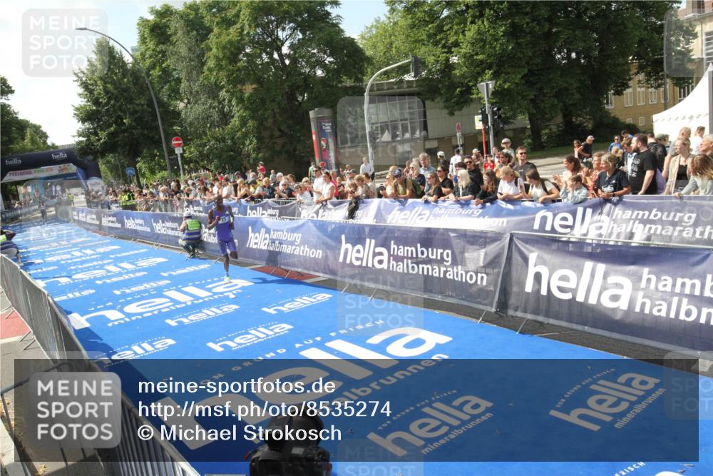 29.06.2025 - hella hamburg halbmarathon Michael Strokosch http://msf.ph/oto/8535274 29.06.2025 10:03:11 Ziel  meine-sportfotos.de