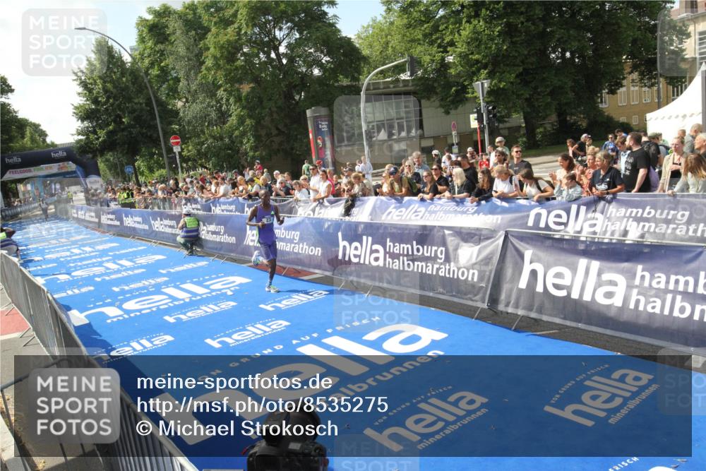 29.06.2025 - hella hamburg halbmarathon Michael Strokosch http://msf.ph/oto/8535275 29.06.2025 10:03:11 Ziel  meine-sportfotos.de