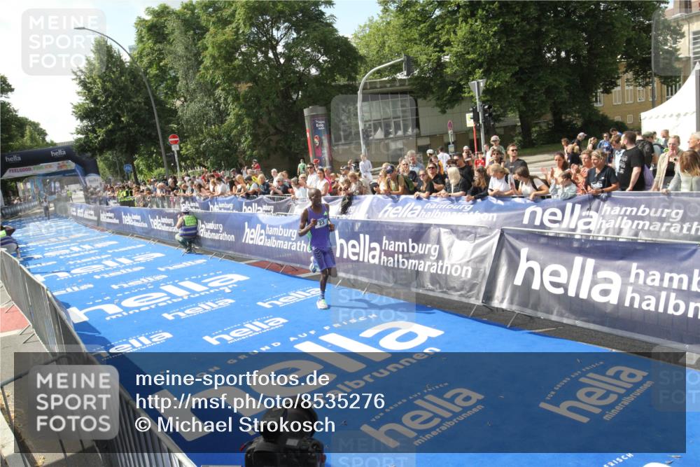 29.06.2025 - hella hamburg halbmarathon Michael Strokosch http://msf.ph/oto/8535276 29.06.2025 10:03:12 Ziel  meine-sportfotos.de