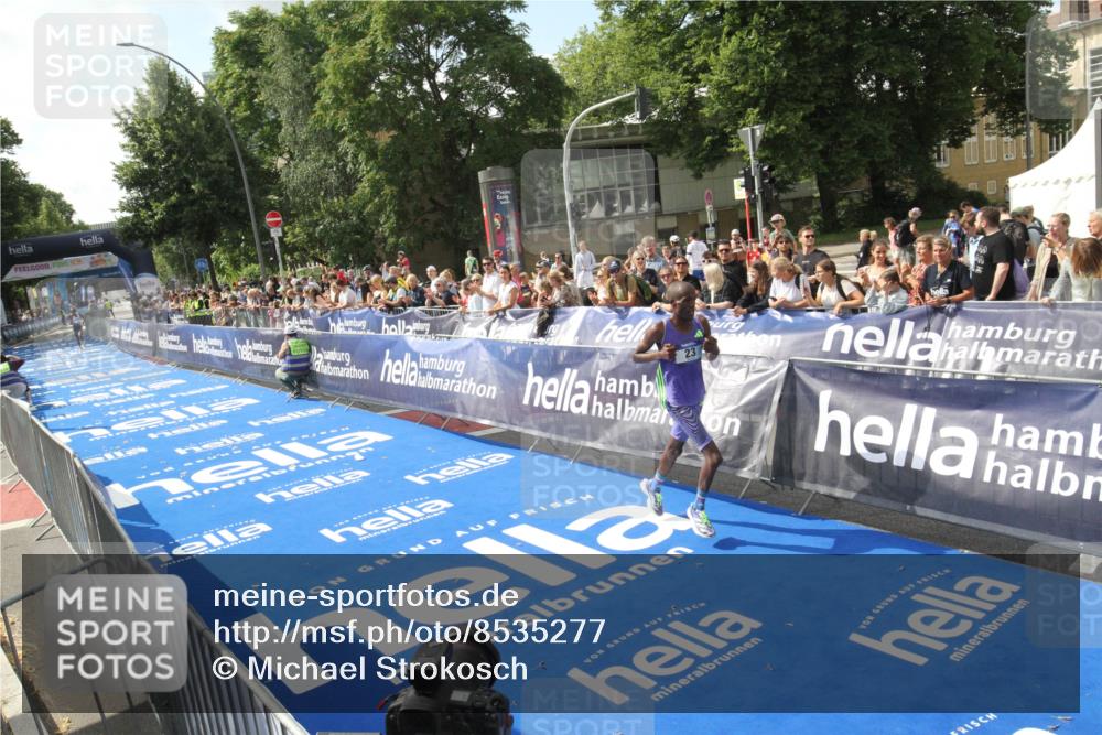29.06.2025 - hella hamburg halbmarathon Michael Strokosch http://msf.ph/oto/8535277 29.06.2025 10:03:12 Ziel  meine-sportfotos.de