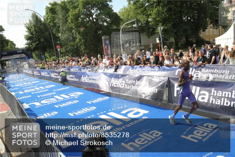 29.06.2025 - hella hamburg halbmarathon Michael Strokosch http://msf.ph/oto/8535278 29.06.2025 10:03:12 Ziel  meine-sportfotos.de