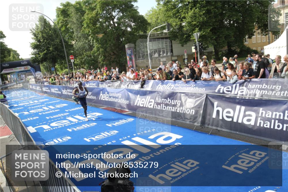 29.06.2025 - hella hamburg halbmarathon Michael Strokosch http://msf.ph/oto/8535279 29.06.2025 10:03:17 Ziel  meine-sportfotos.de