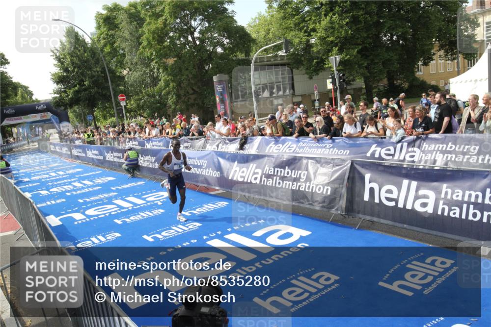 29.06.2025 - hella hamburg halbmarathon Michael Strokosch http://msf.ph/oto/8535280 29.06.2025 10:03:17 Ziel  meine-sportfotos.de
