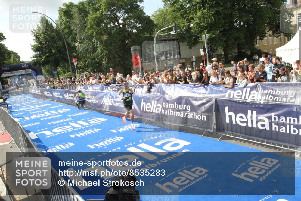 29.06.2025 - hella hamburg halbmarathon Michael Strokosch http://msf.ph/oto/8535283 29.06.2025 10:03:48 Ziel  meine-sportfotos.de
