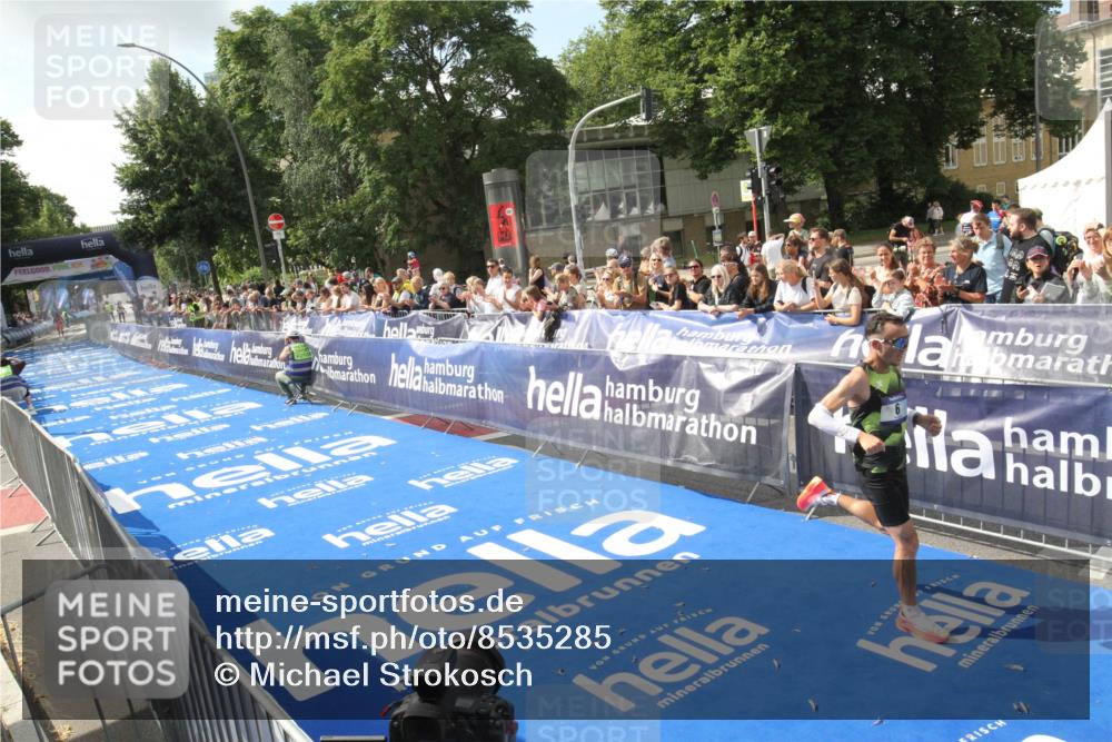 29.06.2025 - hella hamburg halbmarathon Michael Strokosch http://msf.ph/oto/8535285 29.06.2025 10:03:49 Ziel  meine-sportfotos.de