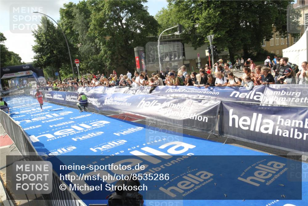 29.06.2025 - hella hamburg halbmarathon Michael Strokosch http://msf.ph/oto/8535286 29.06.2025 10:03:56 Ziel  meine-sportfotos.de