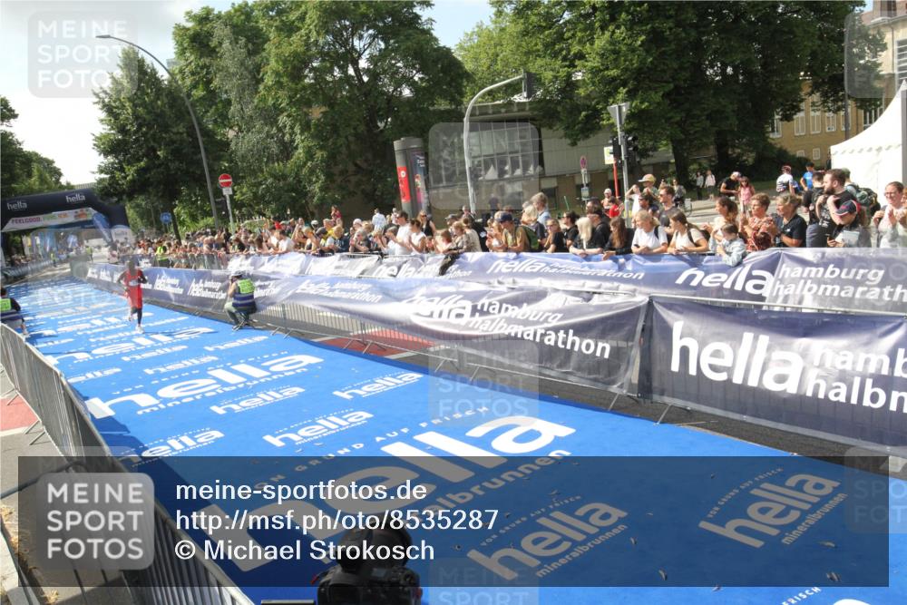 29.06.2025 - hella hamburg halbmarathon Michael Strokosch http://msf.ph/oto/8535287 29.06.2025 10:03:57 Ziel  meine-sportfotos.de