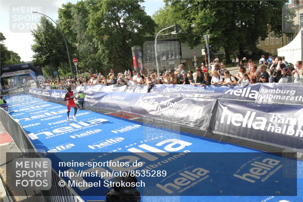 29.06.2025 - hella hamburg halbmarathon Michael Strokosch http://msf.ph/oto/8535289 29.06.2025 10:03:58 Ziel  meine-sportfotos.de