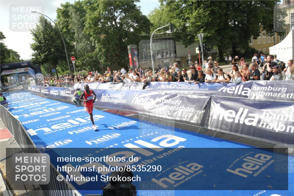 29.06.2025 - hella hamburg halbmarathon Michael Strokosch http://msf.ph/oto/8535290 29.06.2025 10:03:58 Ziel  meine-sportfotos.de