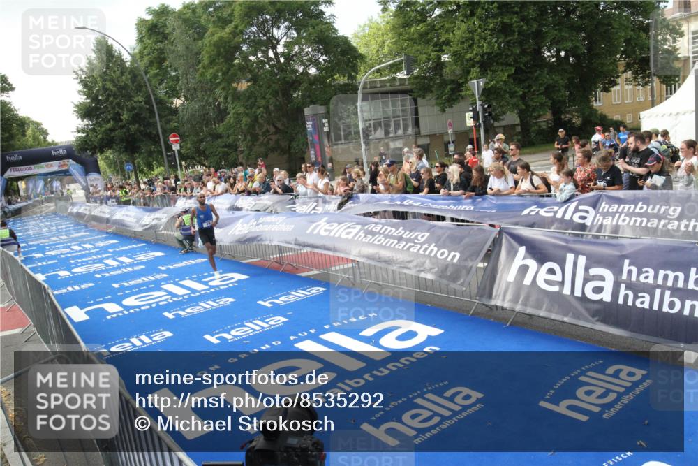 29.06.2025 - hella hamburg halbmarathon Michael Strokosch http://msf.ph/oto/8535292 29.06.2025 10:04:11 Ziel  meine-sportfotos.de