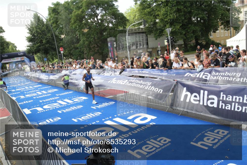 29.06.2025 - hella hamburg halbmarathon Michael Strokosch http://msf.ph/oto/8535293 29.06.2025 10:04:11 Ziel  meine-sportfotos.de