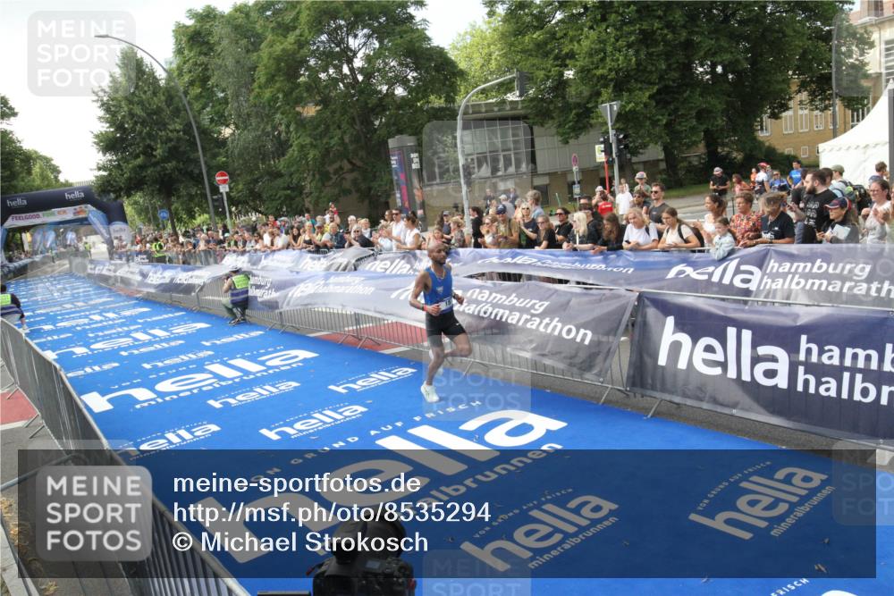 29.06.2025 - hella hamburg halbmarathon Michael Strokosch http://msf.ph/oto/8535294 29.06.2025 10:04:12 Ziel  meine-sportfotos.de