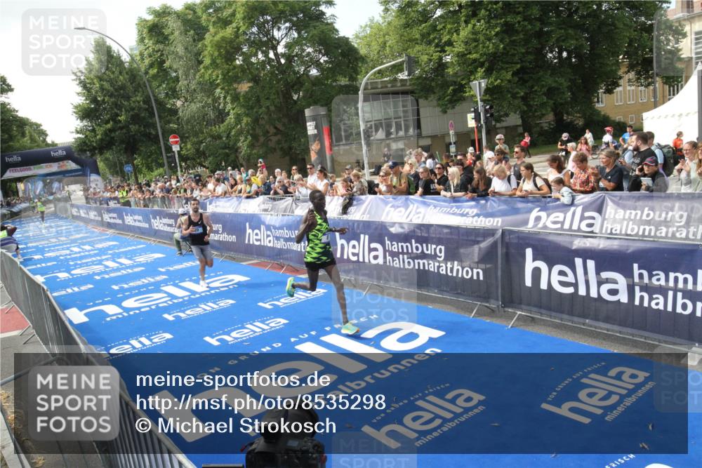 29.06.2025 - hella hamburg halbmarathon Michael Strokosch http://msf.ph/oto/8535298 29.06.2025 10:04:27 Ziel  meine-sportfotos.de