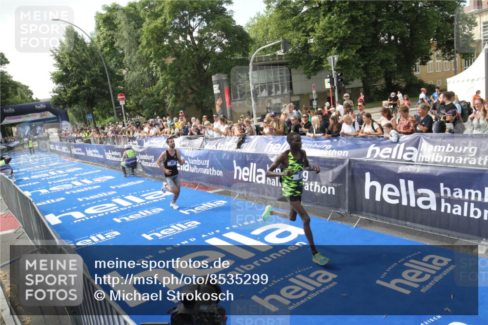 29.06.2025 - hella hamburg halbmarathon Michael Strokosch http://msf.ph/oto/8535299 29.06.2025 10:04:27 Ziel  meine-sportfotos.de