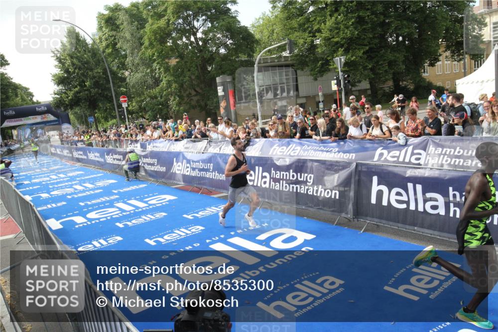29.06.2025 - hella hamburg halbmarathon Michael Strokosch http://msf.ph/oto/8535300 29.06.2025 10:04:28 Ziel  meine-sportfotos.de