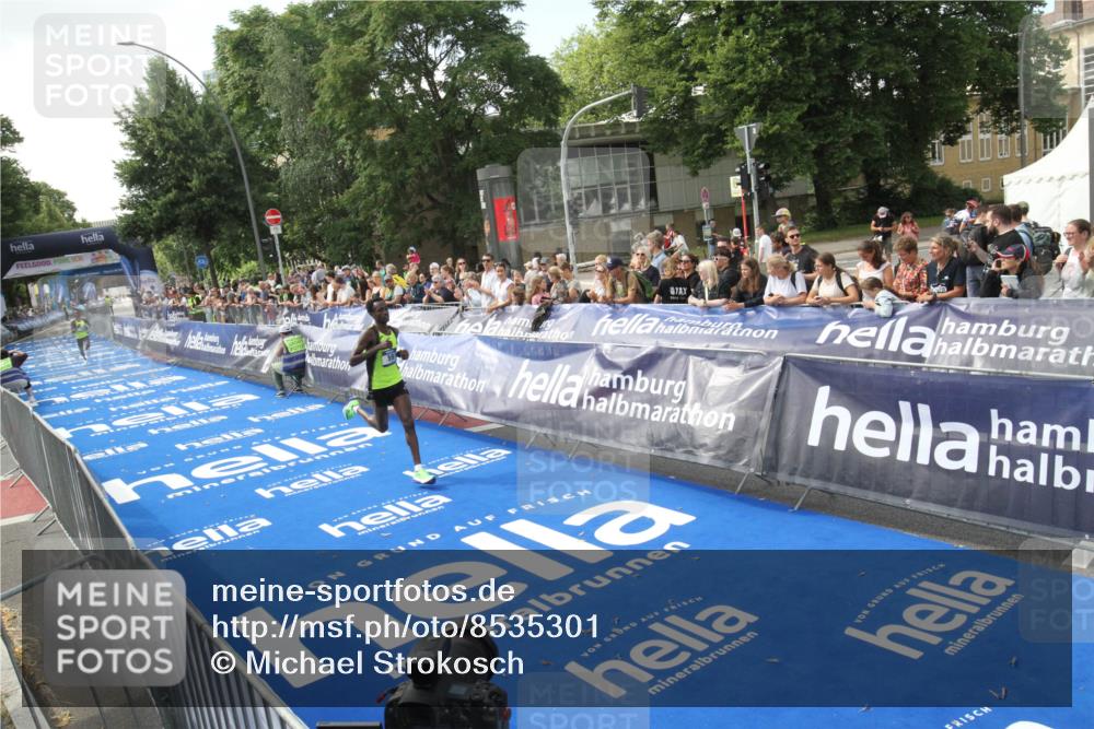 29.06.2025 - hella hamburg halbmarathon Michael Strokosch http://msf.ph/oto/8535301 29.06.2025 10:04:32 Ziel  meine-sportfotos.de