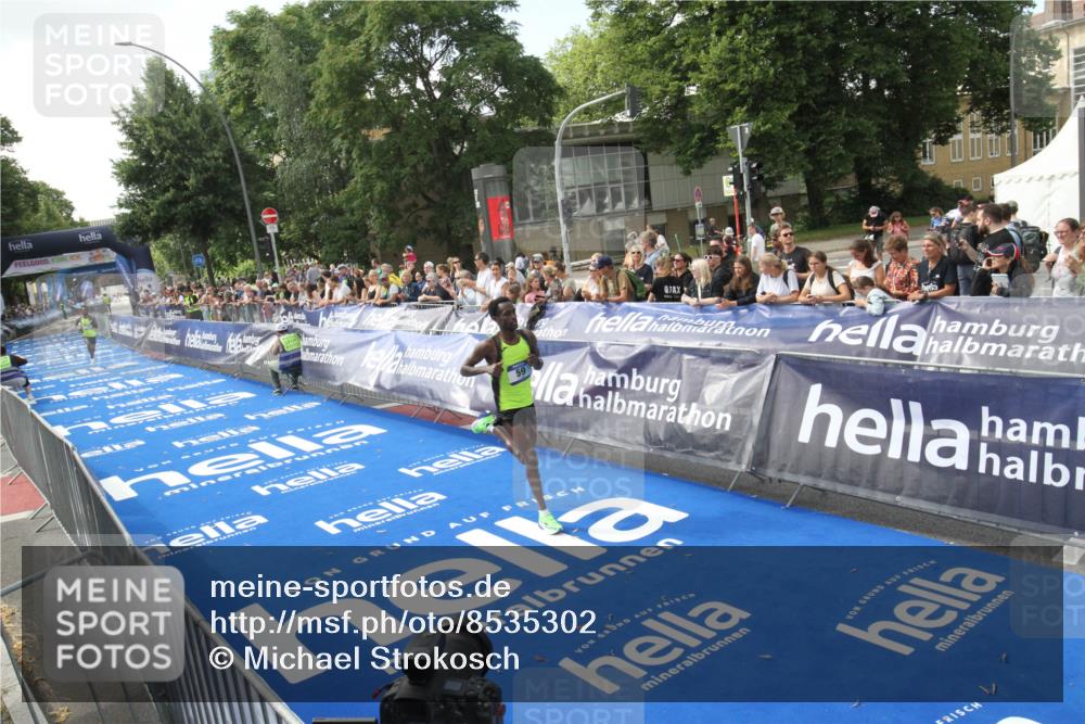 29.06.2025 - hella hamburg halbmarathon Michael Strokosch http://msf.ph/oto/8535302 29.06.2025 10:04:33 Ziel  meine-sportfotos.de