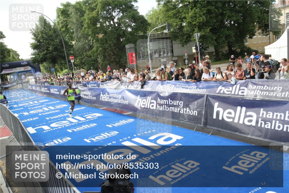 29.06.2025 - hella hamburg halbmarathon Michael Strokosch http://msf.ph/oto/8535303 29.06.2025 10:04:35 Ziel  meine-sportfotos.de