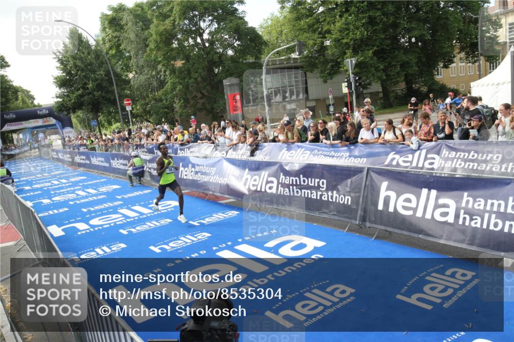 29.06.2025 - hella hamburg halbmarathon Michael Strokosch http://msf.ph/oto/8535304 29.06.2025 10:04:36 Ziel  meine-sportfotos.de