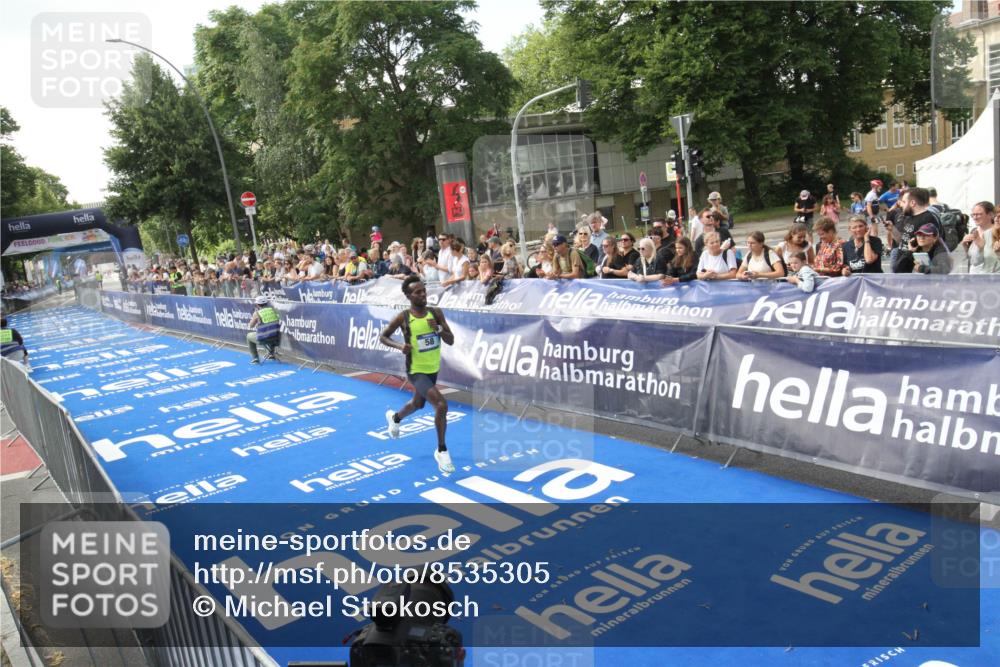 29.06.2025 - hella hamburg halbmarathon Michael Strokosch http://msf.ph/oto/8535305 29.06.2025 10:04:36 Ziel  meine-sportfotos.de