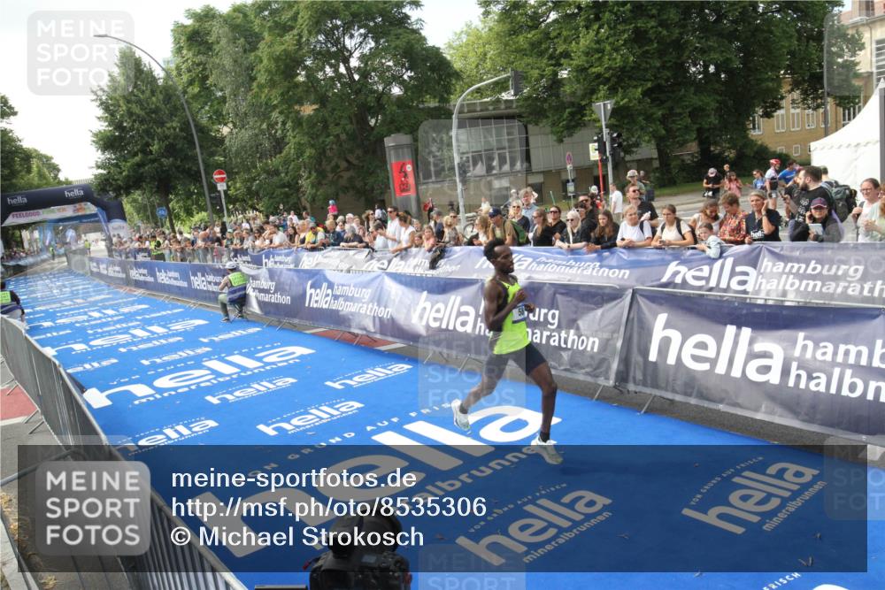 29.06.2025 - hella hamburg halbmarathon Michael Strokosch http://msf.ph/oto/8535306 29.06.2025 10:04:36 Ziel  meine-sportfotos.de