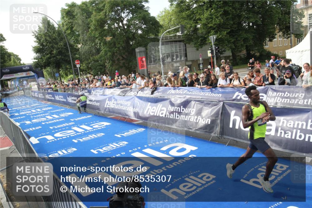29.06.2025 - hella hamburg halbmarathon Michael Strokosch http://msf.ph/oto/8535307 29.06.2025 10:04:37 Ziel  meine-sportfotos.de