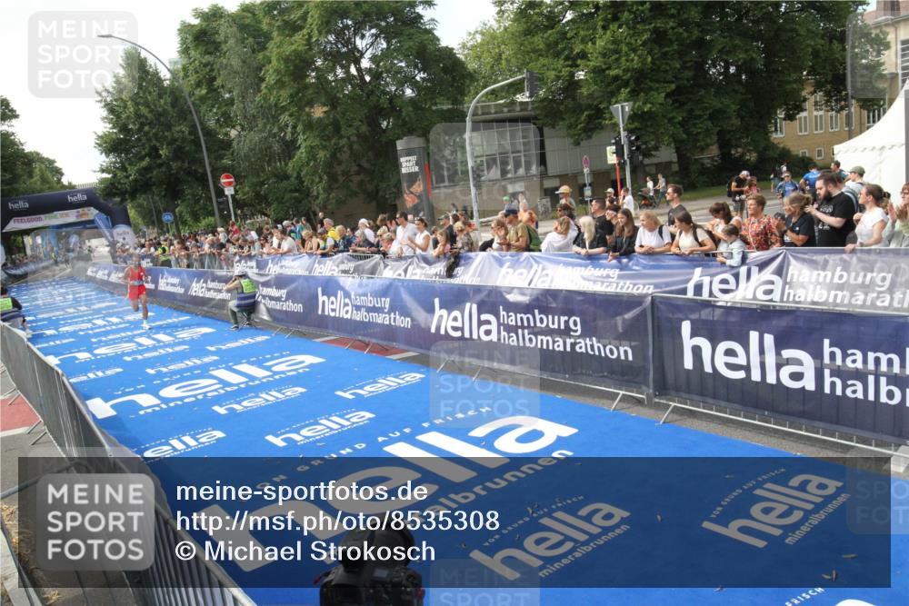 29.06.2025 - hella hamburg halbmarathon Michael Strokosch http://msf.ph/oto/8535308 29.06.2025 10:05:12 Ziel  meine-sportfotos.de