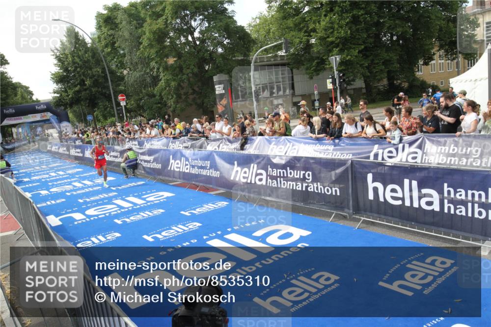 29.06.2025 - hella hamburg halbmarathon Michael Strokosch http://msf.ph/oto/8535310 29.06.2025 10:05:13 Ziel  meine-sportfotos.de