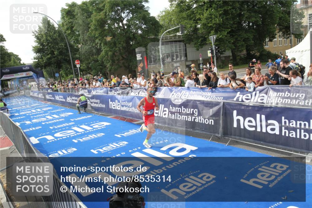 29.06.2025 - hella hamburg halbmarathon Michael Strokosch http://msf.ph/oto/8535314 29.06.2025 10:05:14 Ziel  meine-sportfotos.de