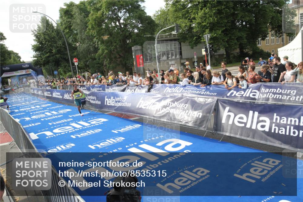 29.06.2025 - hella hamburg halbmarathon Michael Strokosch http://msf.ph/oto/8535315 29.06.2025 10:05:22 Ziel  meine-sportfotos.de