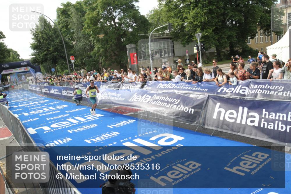 29.06.2025 - hella hamburg halbmarathon Michael Strokosch http://msf.ph/oto/8535316 29.06.2025 10:05:23 Ziel  meine-sportfotos.de