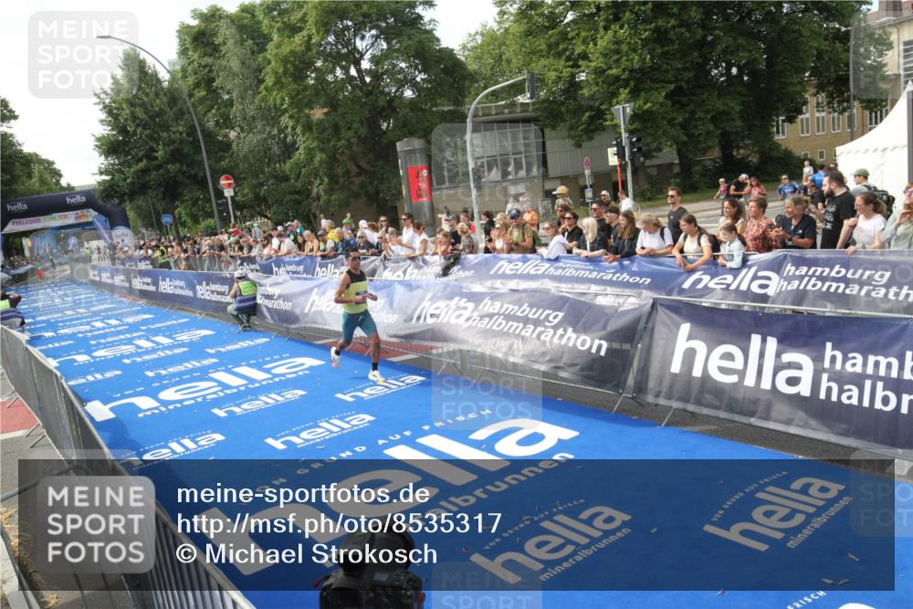 29.06.2025 - hella hamburg halbmarathon Michael Strokosch http://msf.ph/oto/8535317 29.06.2025 10:05:23 Ziel  meine-sportfotos.de