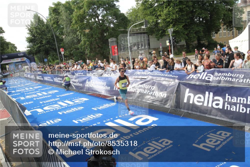 29.06.2025 - hella hamburg halbmarathon Michael Strokosch http://msf.ph/oto/8535318 29.06.2025 10:05:23 Ziel  meine-sportfotos.de